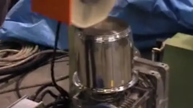 Lucidatrice automatica per l'esterno di pentole in acciaio inox
