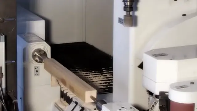 Mehrseiten-CNC-Bearbeitung von Tischbeinen aus Holz