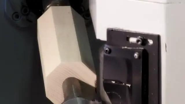 CNC-Drehen von Tischbeinen aus Holz