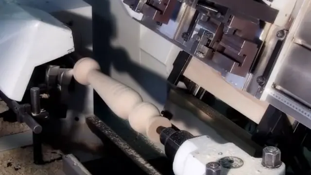 CNC-Fräsen und Längsschleifen von Holz